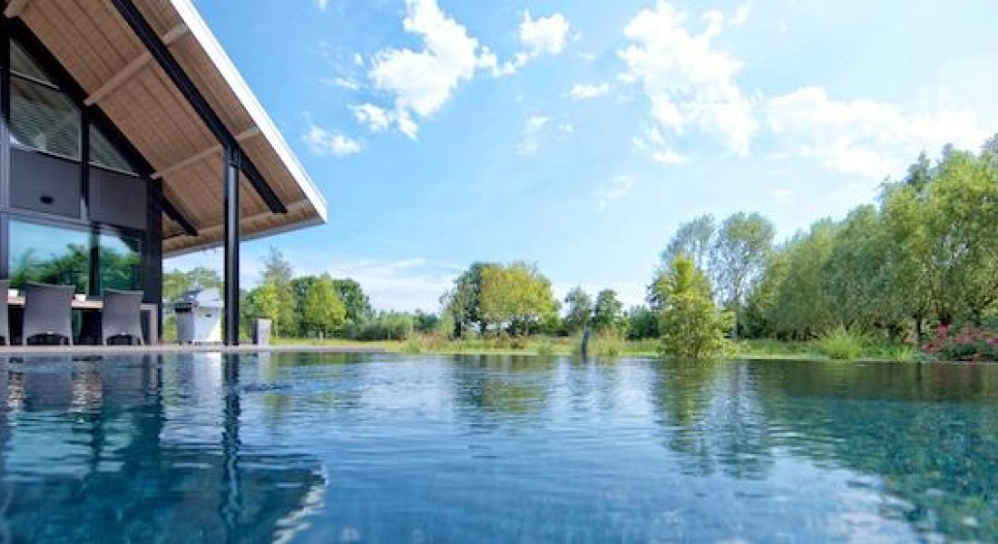 Genieten van een schoon zwembad zonder onderhoud