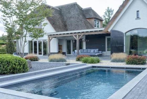 Hoe desinfecteer je het zwembad? - Compass Pools.