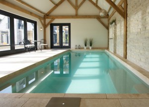 Thuis genieten van een binnenzwembad - Compass Pools.