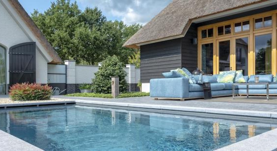 Zwemmen in een verwarmd bad op koele dagen