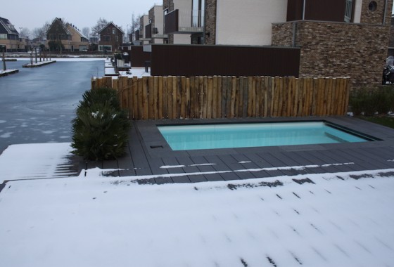 's Winters zwemmen in de tuin - Swimm
