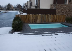's Winters zwemmen in de tuin - Swimm