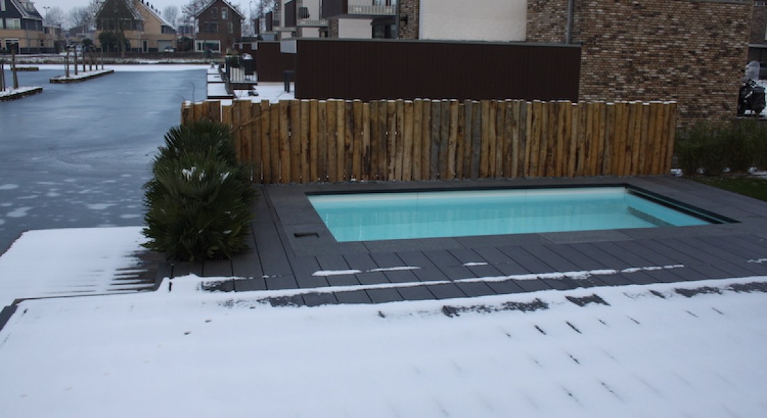 's Winters zwemmen in de tuin