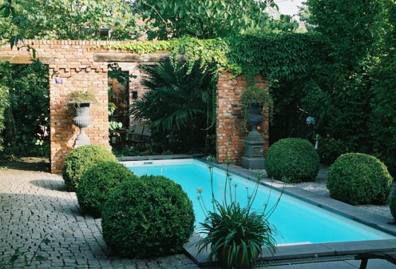 Zwembad desinfectie kan op verschillende manieren - Compass Pools.