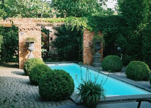 Zwembad desinfectie kan op verschillende manieren - Compass Pools.