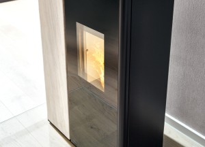 Een ondiepe, stille pelletkachel die je pas na 22 uur stoken moet bijvullen