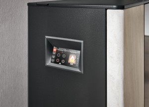 Een ondiepe, stille pelletkachel die je pas na 22 uur stoken moet bijvullen