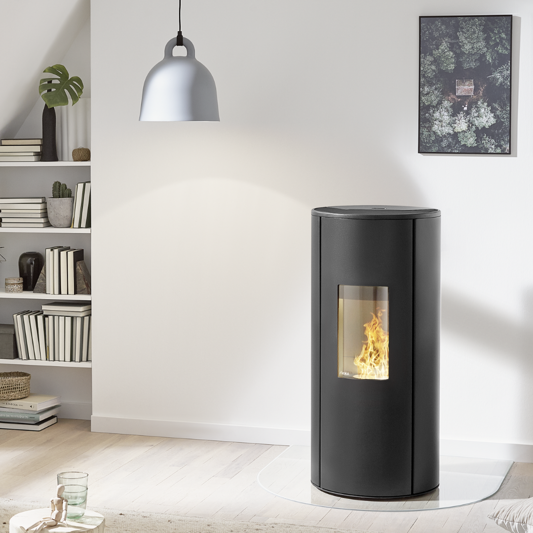 Een ronde pelletkachel uit Oostenrijk die je zonder navullen 22 uur kan gebruiken