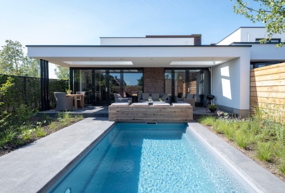 Lentekriebels? Start het zwembad op! - Compass Pools.