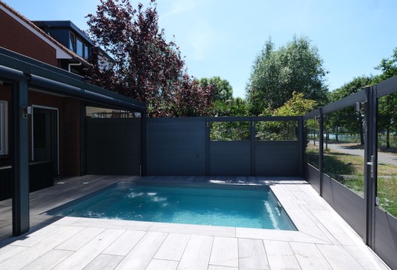 Geniet dagelijks van een dosis ontspanning in eigen zwembad - Compass Pools.