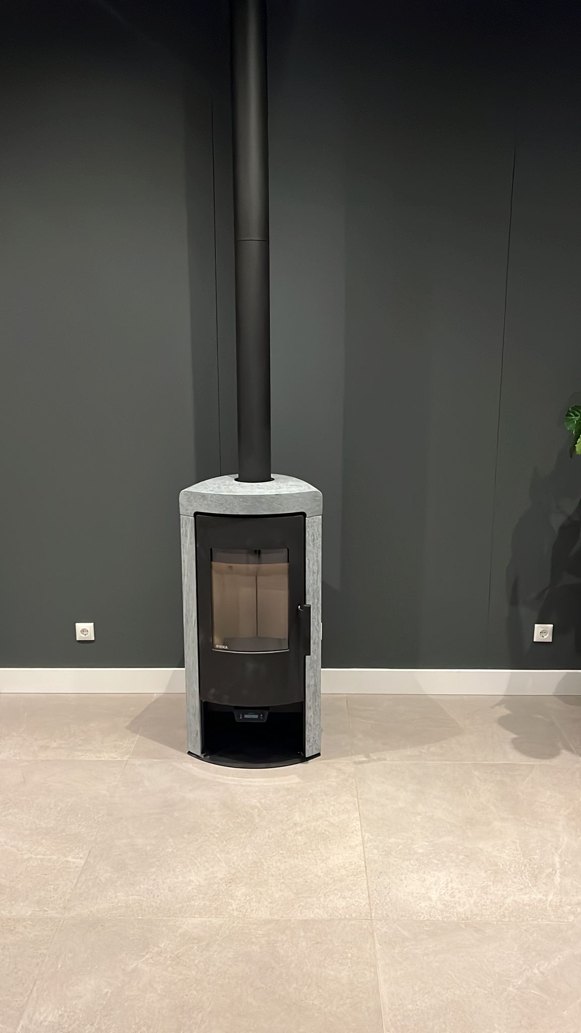 Een houtkachel speciaal ontworpen om in een hoek te plaatsen