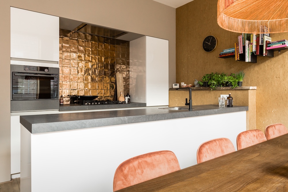 Villa donkergoud| vtwonen tegels by Douglas & Jones