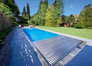 De voordelen van goede zwembadafdekking - Compass Pools.