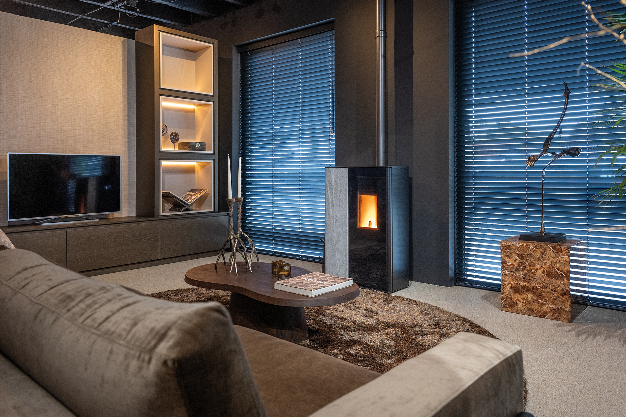 Een ondiepe, stille pelletkachel die je pas na 22 uur stoken moet bijvullen