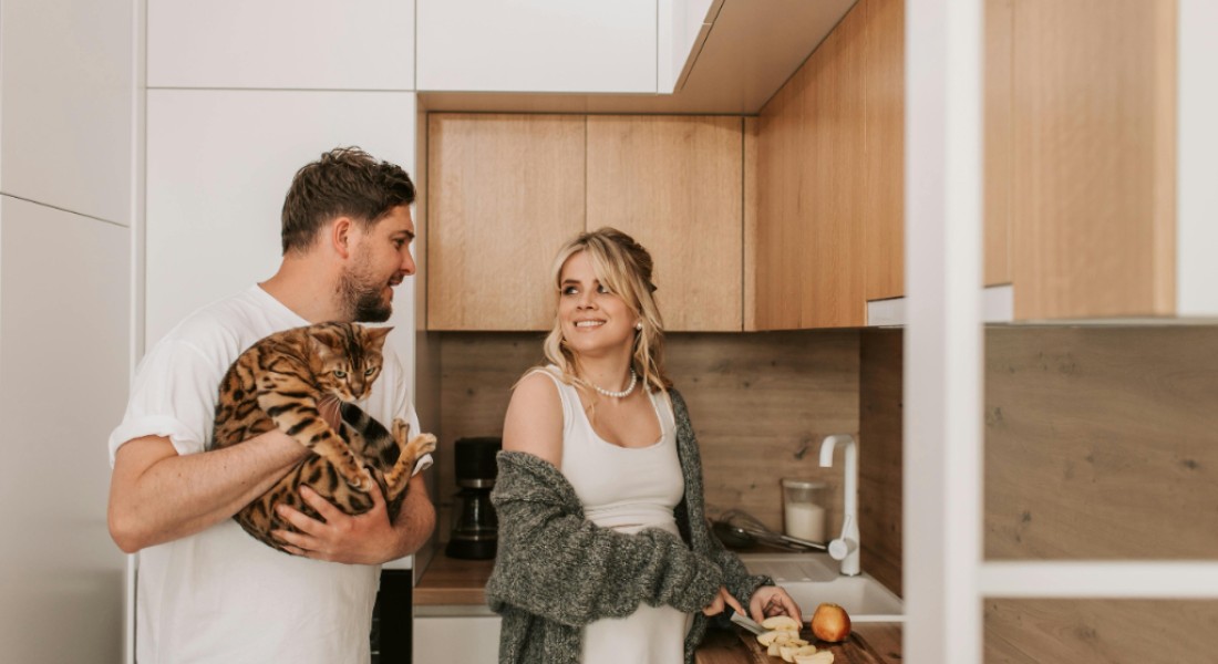 Zo creëer je in de keuken ruimte voor een voer- en drinkbak van je kat