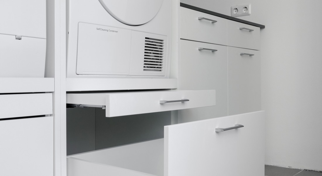 Een wasmachine kast met lade