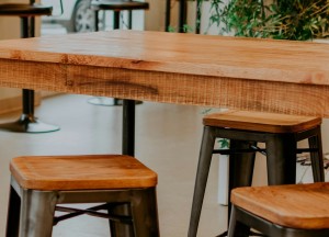 Gebruik een hoge tafel om de ruimte in een kleine keuken te optimaliseren