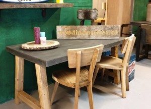 Betontafel met houten poot| Woodindustries - Woodindustries
