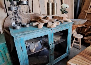 Blauwgroene vitrinekast | Woodindustries - Woodindustries