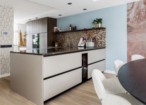 Trendy taupe keuken met warme houttinten - 