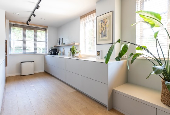 Modern keukenontwerp in mat beige | DecoLegno - DecoLegno