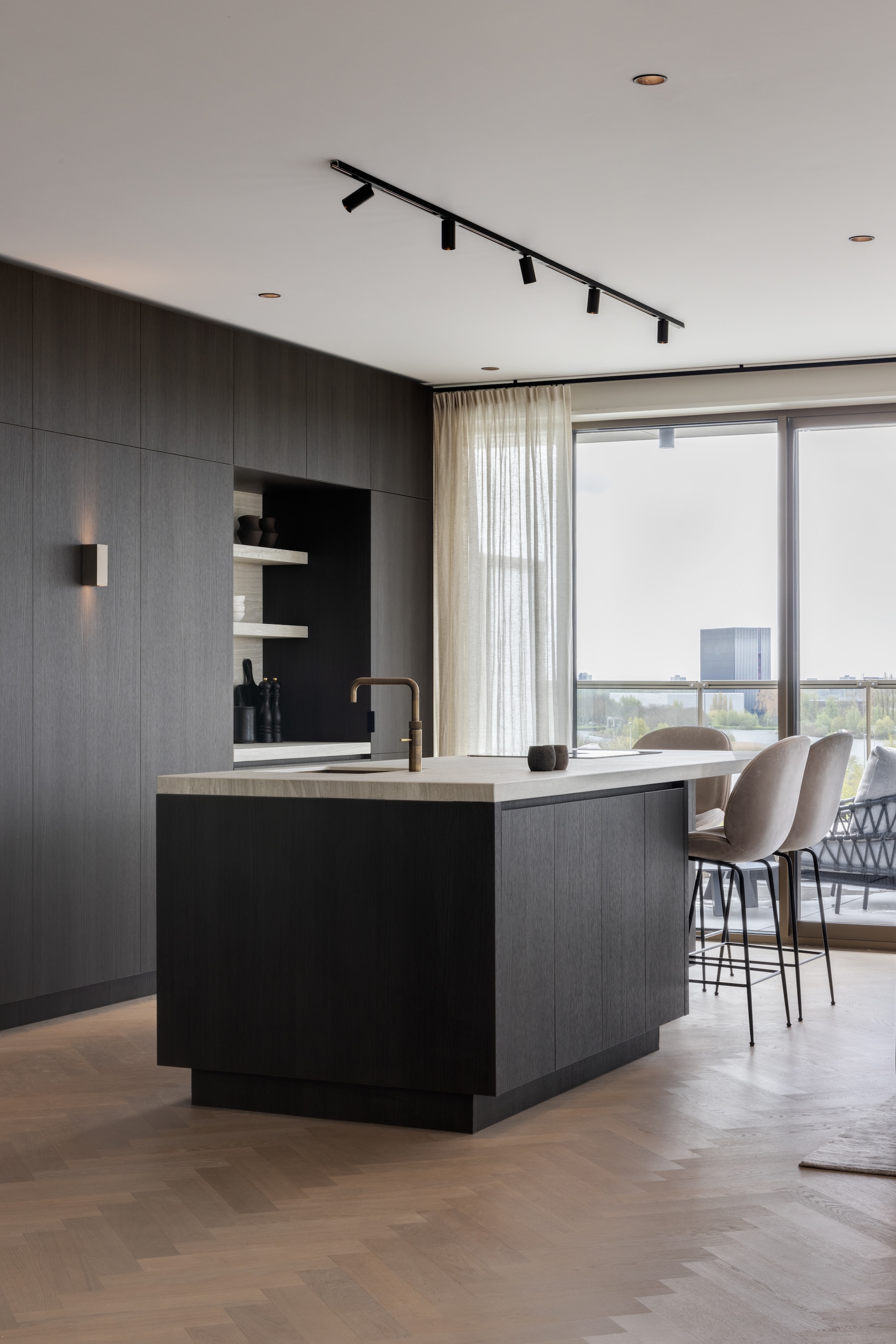 Stijlvolle keuken in rustige houtlook | DecoLegno