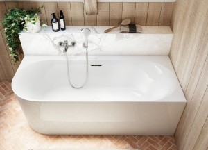 Badderen in een kleine badkamer met een back-to-wall bad - Villeroy & Boch