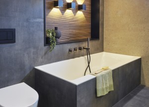 Strakke lijnen en warme details voor een rustgevende badkamer - Baderie