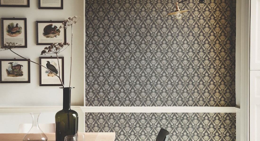 Historisch behang aan de muur