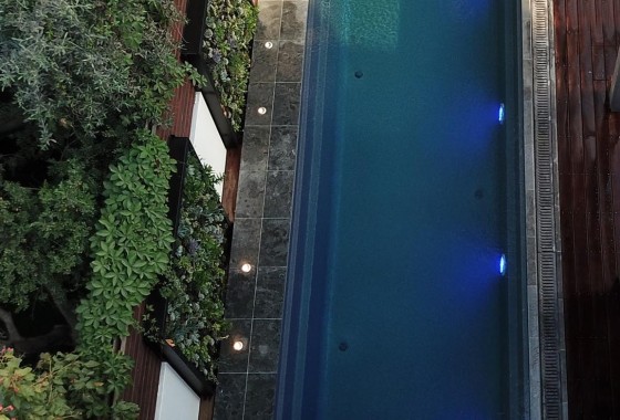 Waarom zwembadverlichting een must is - Compass Pools.