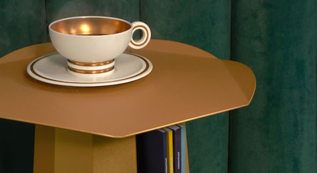 Een tafel van gevouwen staal