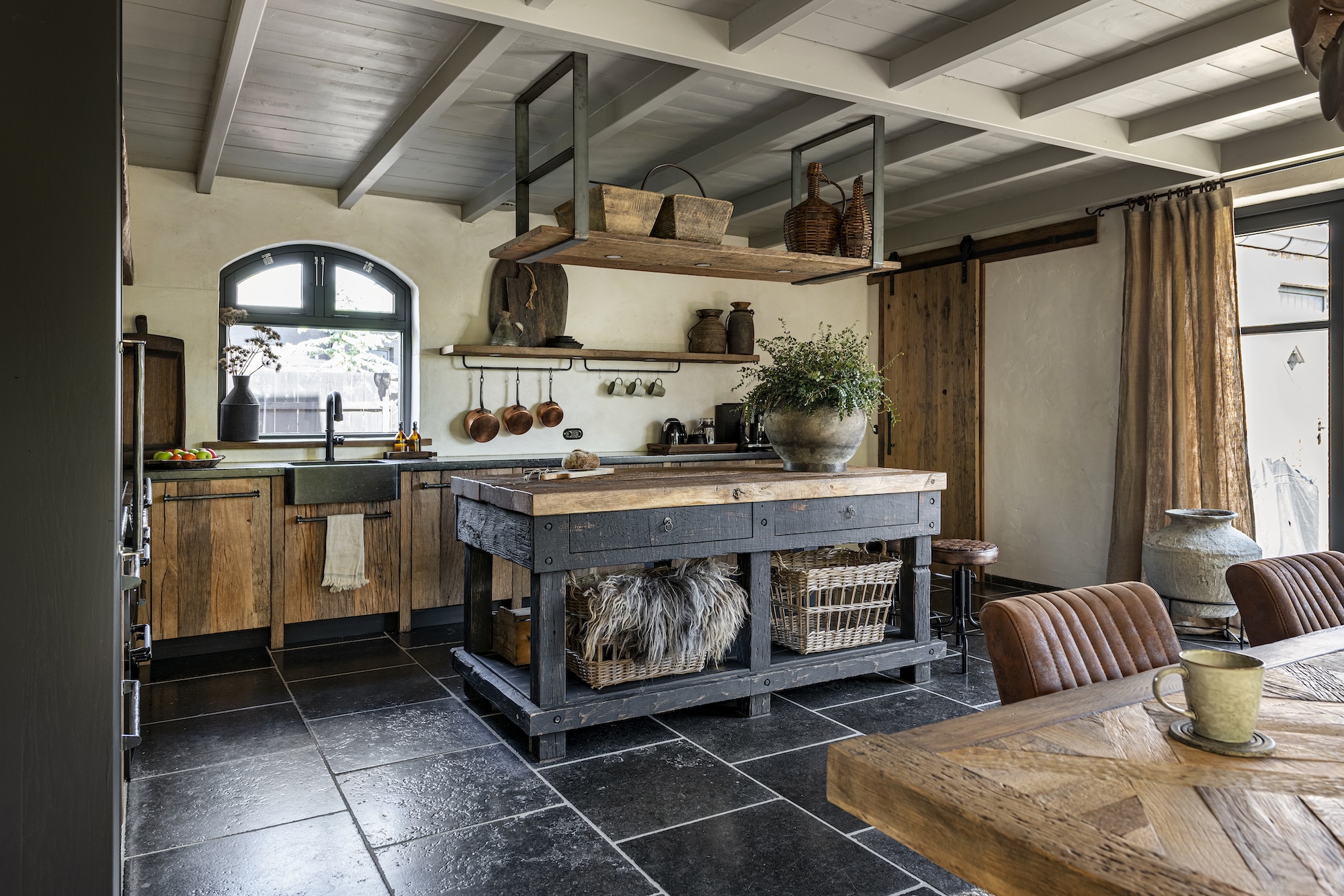 Keuken met landelijk karakter en een stoer randje | RestyleXL