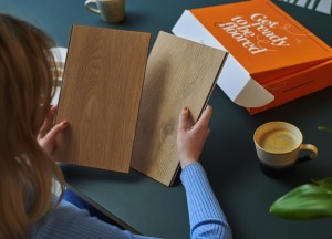 De houtstructuur van onze PVC-vloeren voelen? Ontdek de Parquetvinyl dreambox! - 