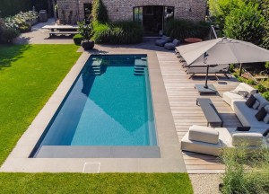 Waar moet je op letten bij het aanleggen van een zwembad in de tuin? - Compass Pools.