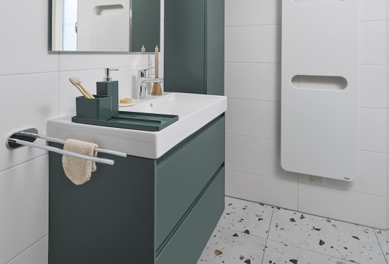 Badkamer binnenkijker: kleurrijke tegels en slimme details - Baderie