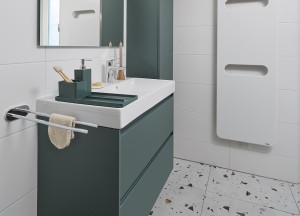 Badkamer binnenkijker: kleurrijke tegels en slimme details - Baderie