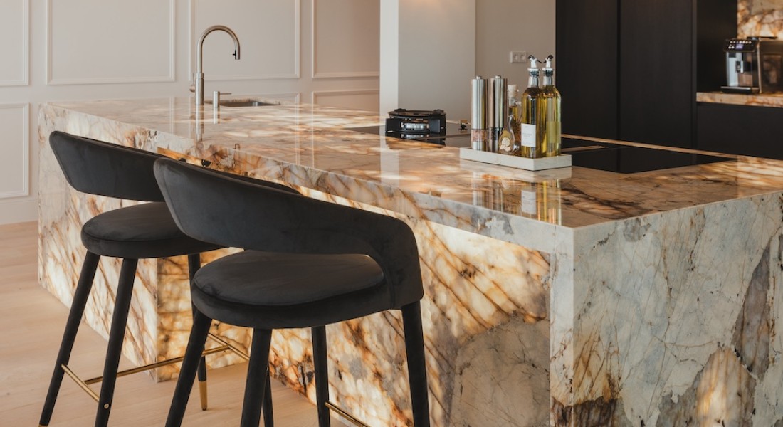 Hotel chique keuken met kookeiland