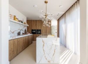 Een perfecte balans tussen rustiek hout en luxe natuursteen - DecoLegno