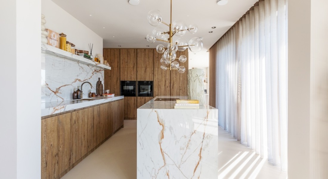 Een perfecte balans tussen rustiek hout en luxe natuursteen