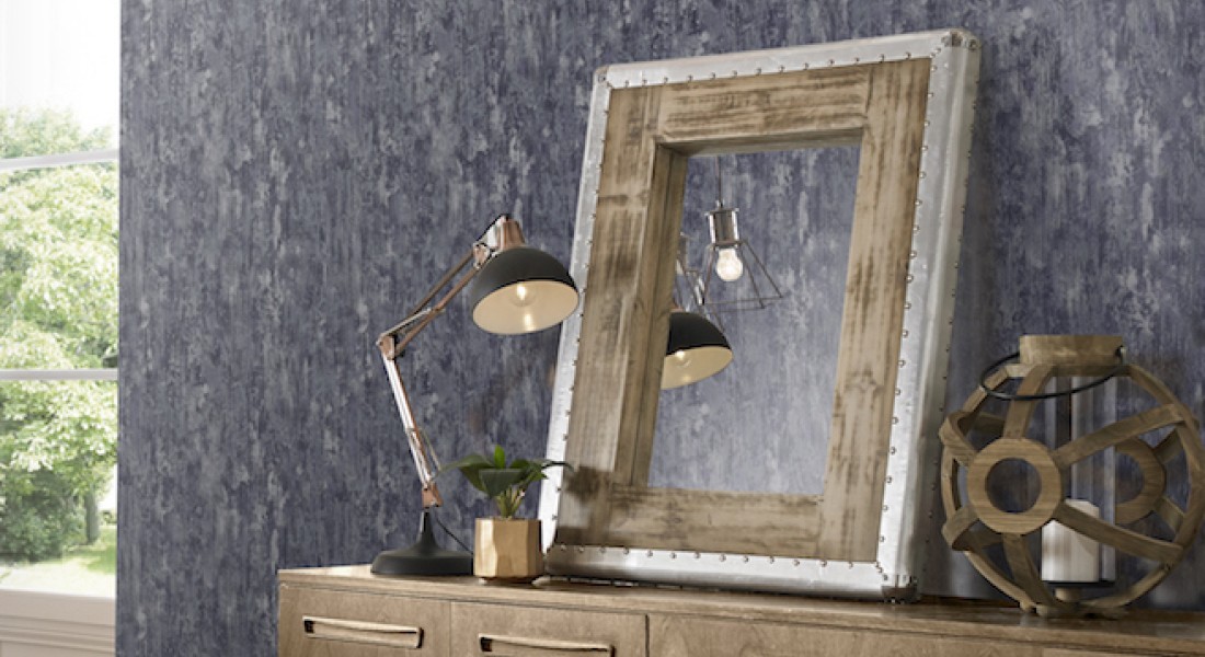 Industrieel interieur met behang