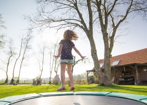 Klaar voor een trampoline in je tuin? Hier is wat je nodig hebt - 