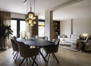 Binnenkijken bij een luxe woonvilla: een interieur vol rust en sfeer - 