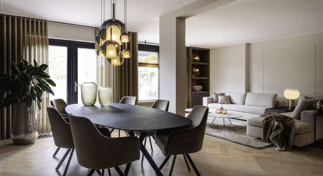 Binnenkijken bij een luxe woonvilla: een interieur vol rust en sfeer