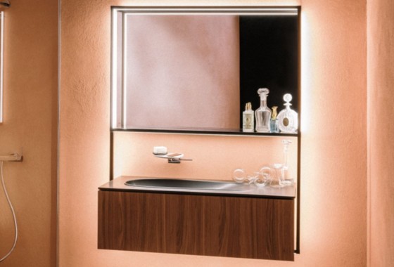 Slim design: het spiegelframe van ILBAGNOALESSI - LAUFEN