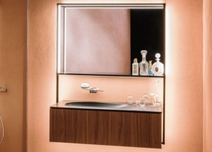 Slim design: het spiegelframe van ILBAGNOALESSI - LAUFEN