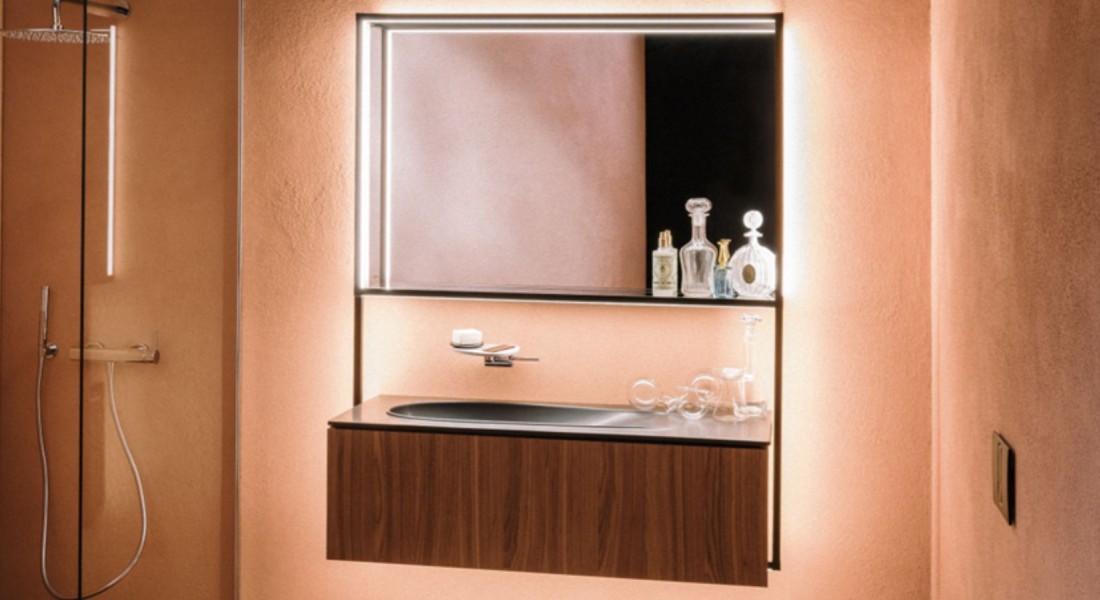 Slim design: het spiegelframe van ILBAGNOALESSI