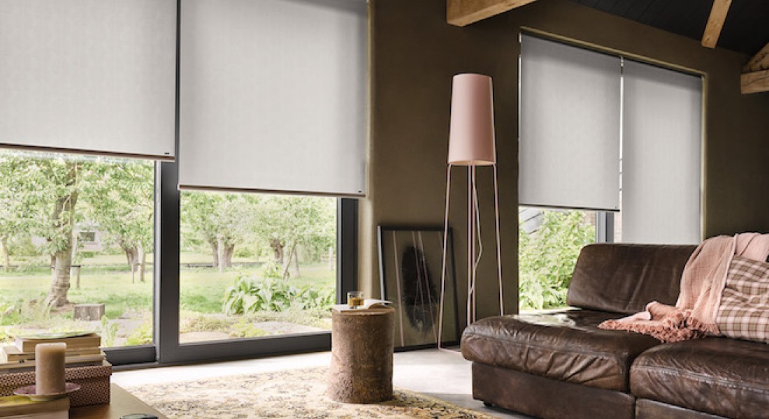 Haal de natuur in huis met raamdecoratie in natuurtinten