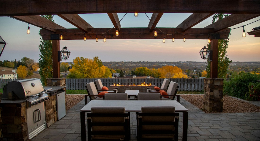 Buiten wordt het nieuwe binnen: creëer een haardsfeer op je terras