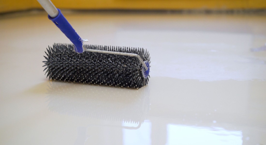 Hoe je een gietvloer goed schoonhoudt zonder beschadiging