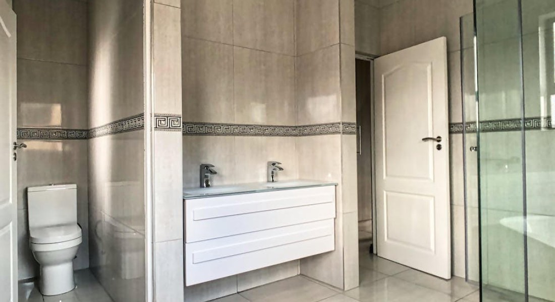 Slimme vloeroplossingen voor de badkamer: stijlvol én waterbestendig